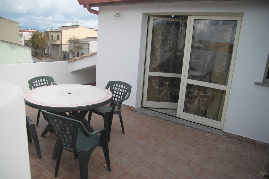 Panta House Apartment San Giovanni Suergiu Bagian luar foto